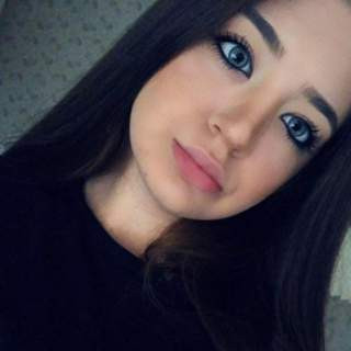Jeune fille curieuse adore gorge profonde
